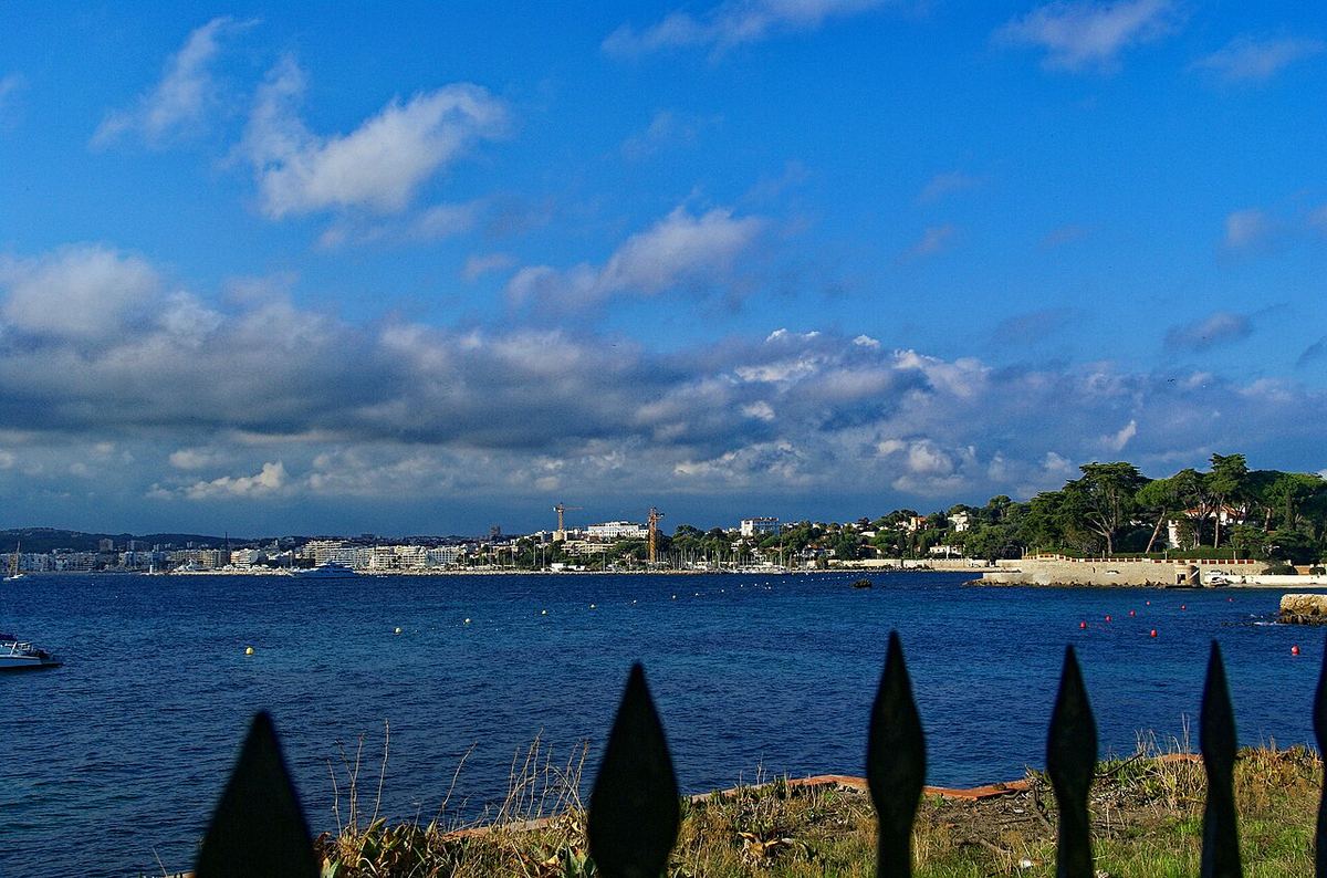 Juan-Les-Pins - Boulevard du Maréchal Juin - View North on Juan-Les-Pins