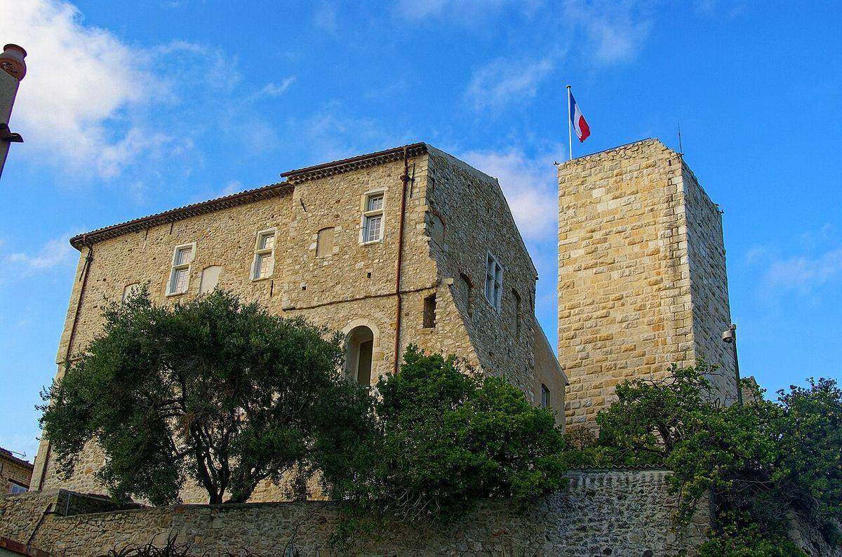 Antibes - Promenade Amiral de Grasse - View North &amp; Up on Chateau Grimaldi
