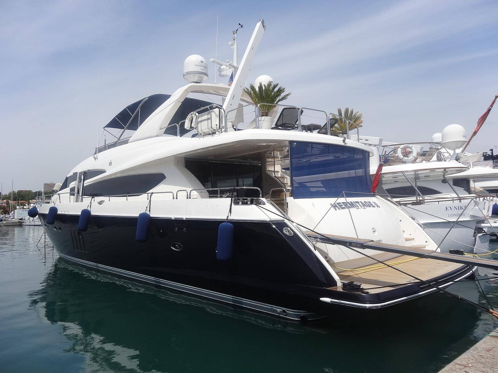 Yacht amarré au port Vauban d'Antibes