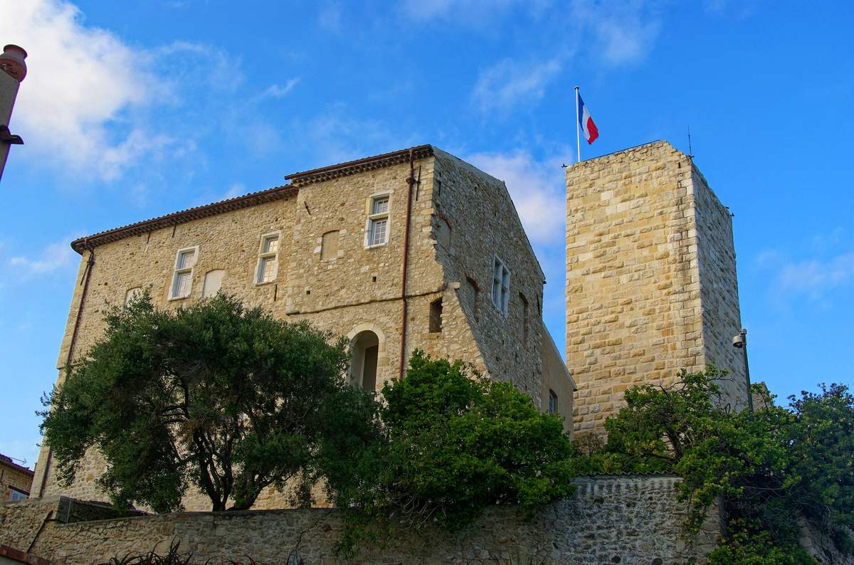 La promenade de l'Amiral de Grasse au pied du château Grimaldi, a Antibes